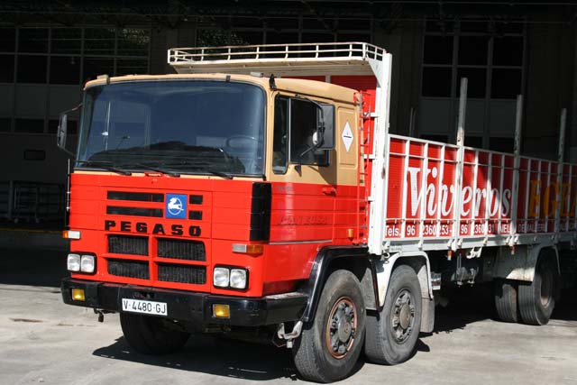 La primera gran modificación del diseño fue para introducir la cabina abatible en los Pegaso.